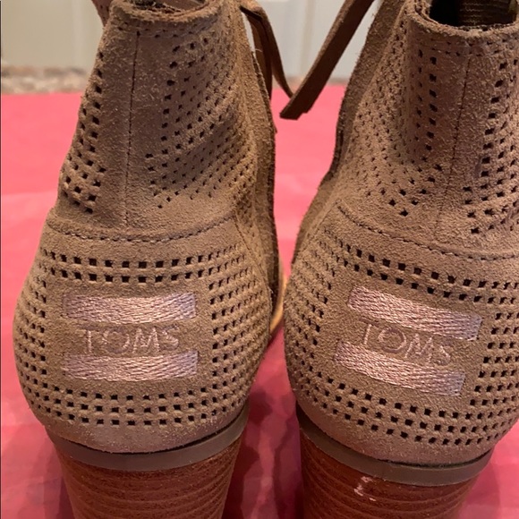 Shoes - Picture 4 of 7